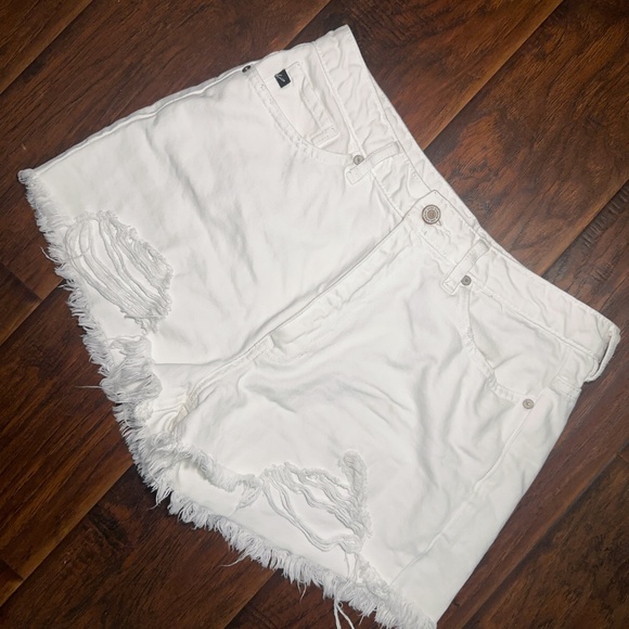 White shorts - Picture 3 of 3